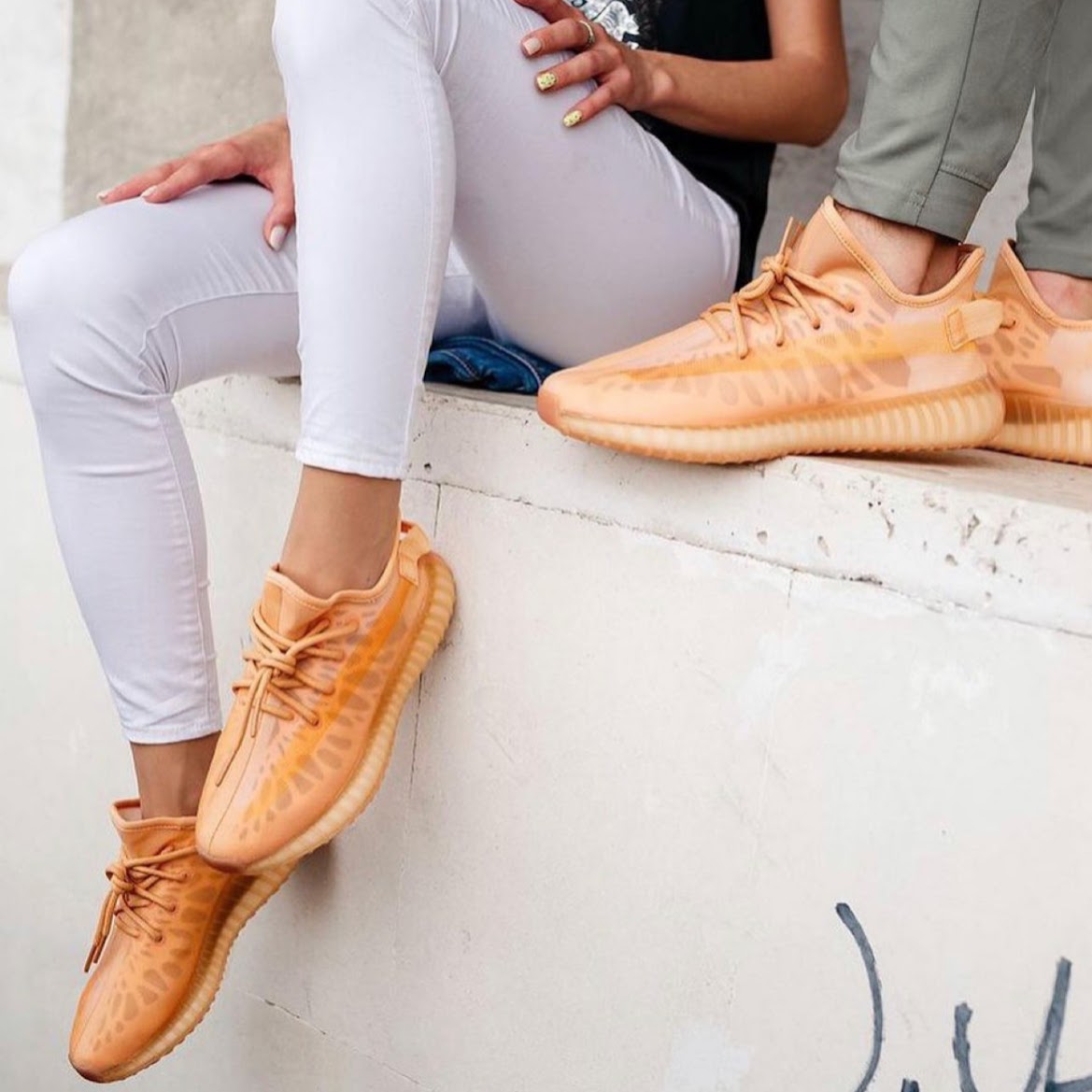 YEEZY 350 MONOCLAY (GW2870) - Image 4