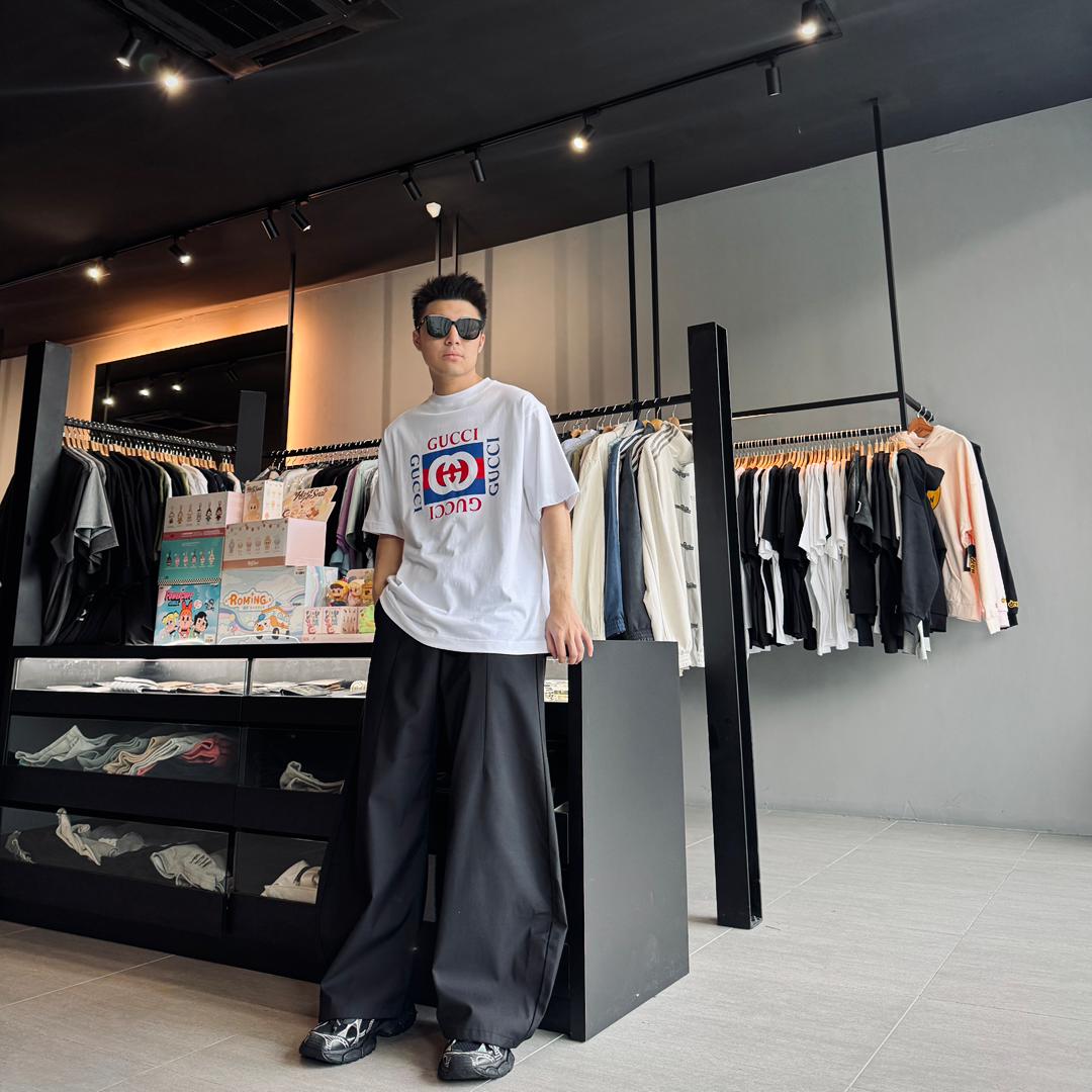 GUCCI MIRRORED GG LOGO TEE - Image 2