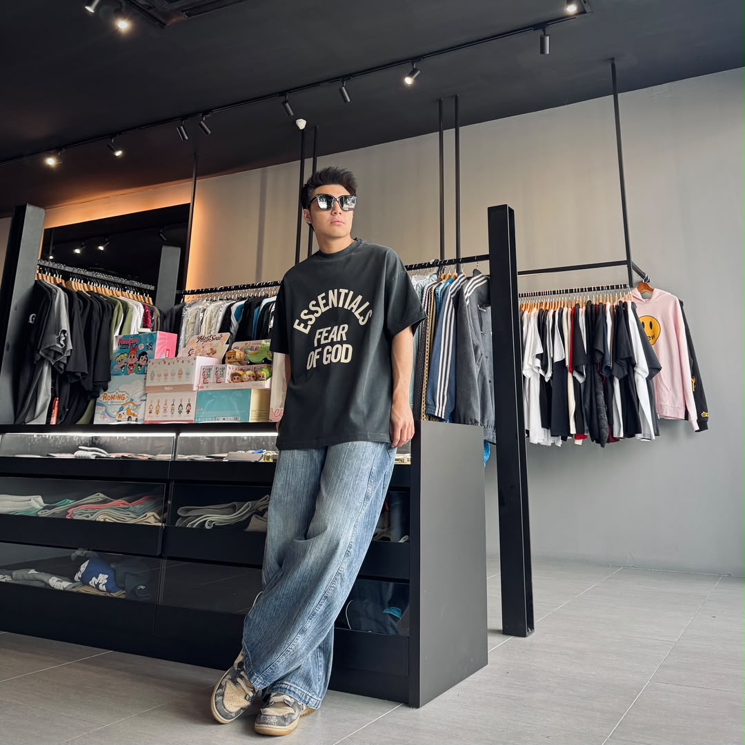 ESSENTIALS CAMPUS 90S TEE - Image 2